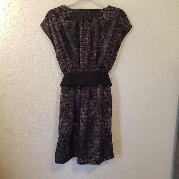 Guess Women's V-neck Dress Brown Black Abstract Elastic Belted Waist Sz Medium - Picture 8 of 8